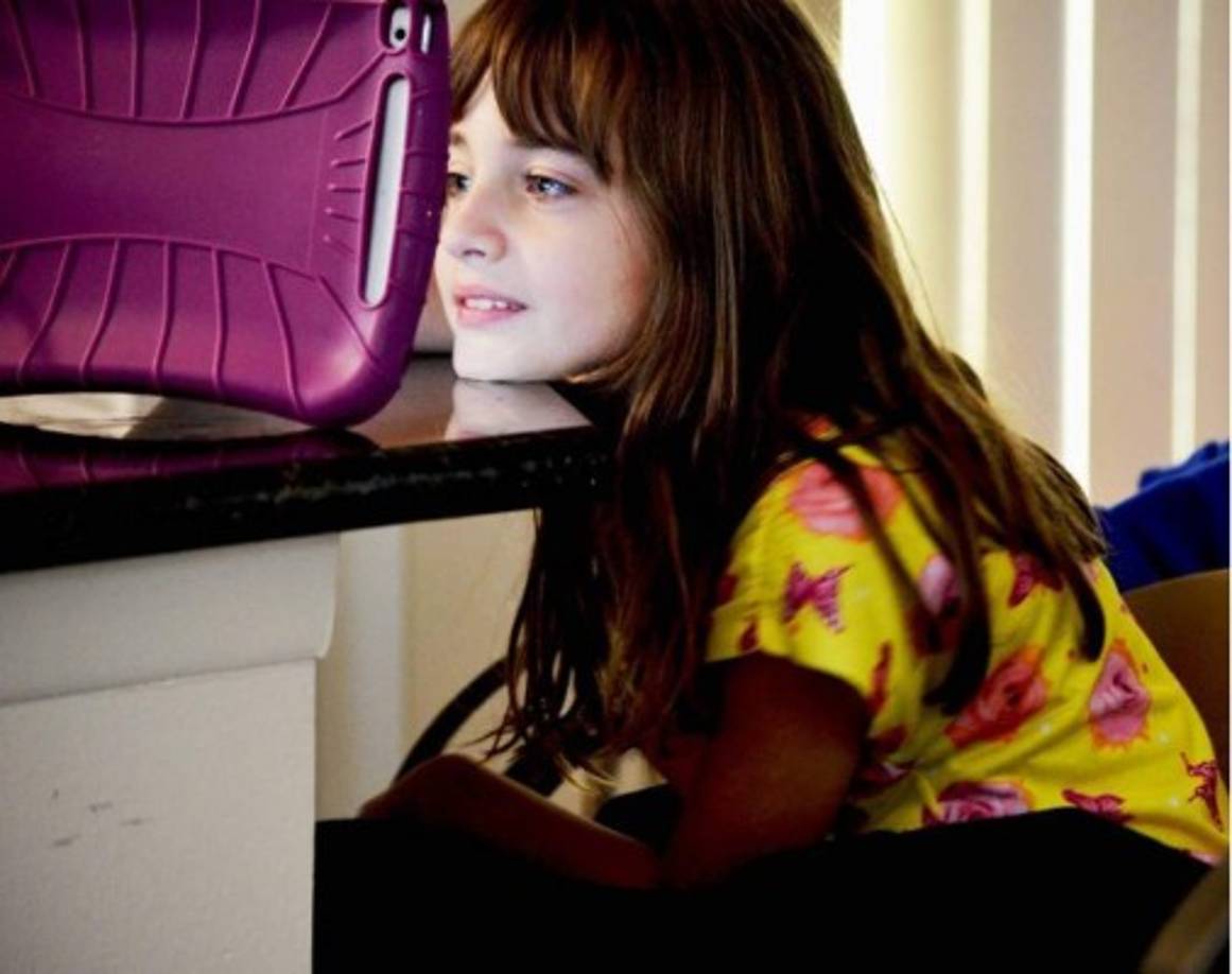 '#MayaBerrySpear concentrada en tableta...grandpa le dijo que estaba muy cerca...', dice su abuelo en esta foto.