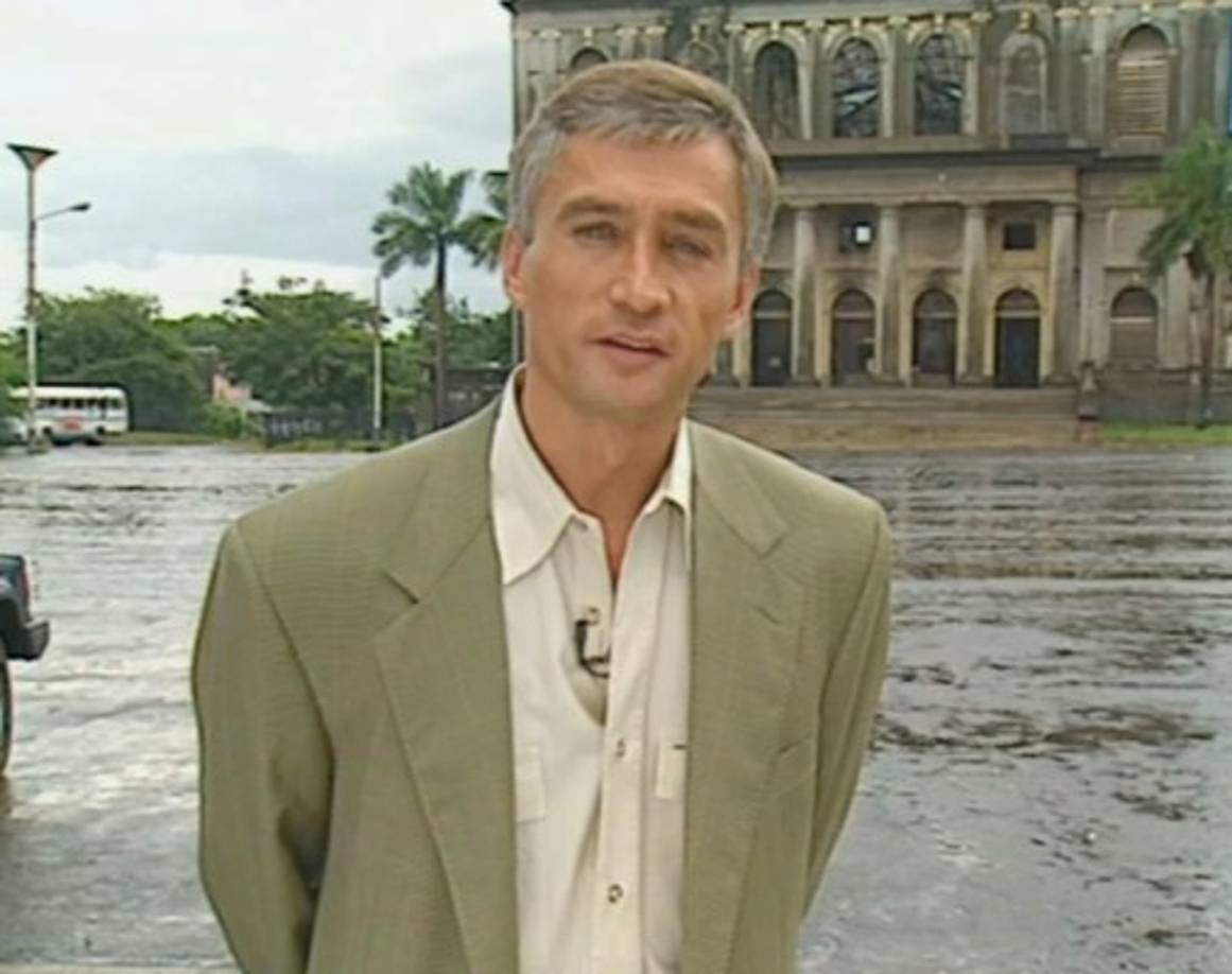 8. Aunque lleva 30 años ligado a Univision en sus comienzos trabajó como redactor en el noticiero Antena Cinco y luego como investigador y reportero en el programa 60 Minutos, ambos de la cadena Televisa. Sin embargo, su estancia en la televisión mexicana fue corta. Tras un incidente de censura decidió irse a vivir a Estados Unidos y llegó a la ciudad de Los Angeles como estudiante en enero de 1983. Ahí comenzó su aventura estadounidense. <br/>