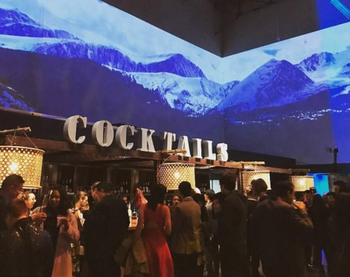 Según medios estadounidenses, Zuckerberg pagó 600,000 dólares por la renta del Palacio de Artes y más de un millón de dólares en comida y bebidas para sus 12,000 empleados.