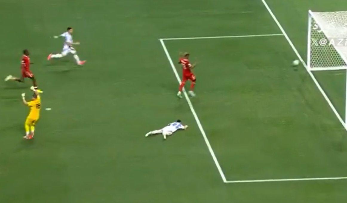 Messi y su remate que pasó a un lado del arco en su segunda oportunidad de marcar durante el Argentina vs Canadá.
