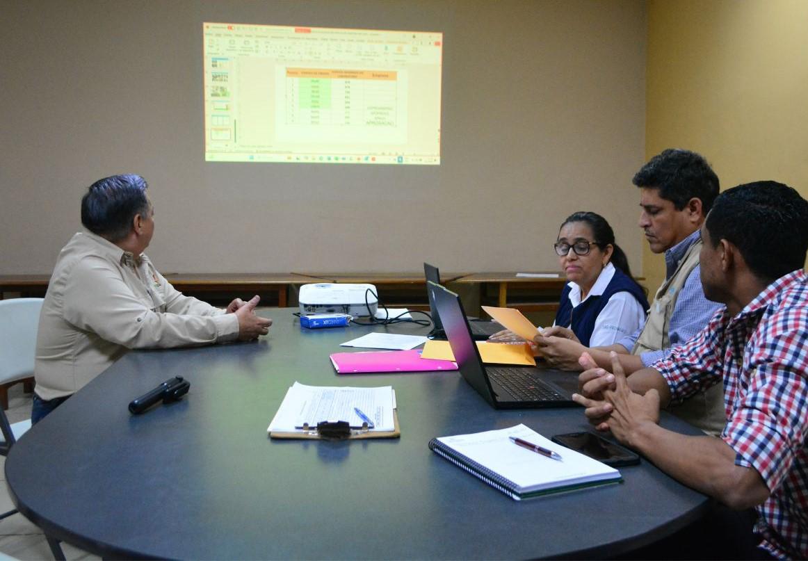 Representantes del Comité Nacional de la Cadena de Cacao, Fenaprocacao, la SAG y el panel de cata leen los resultados del concurso nacional Cacao de Excelencia.