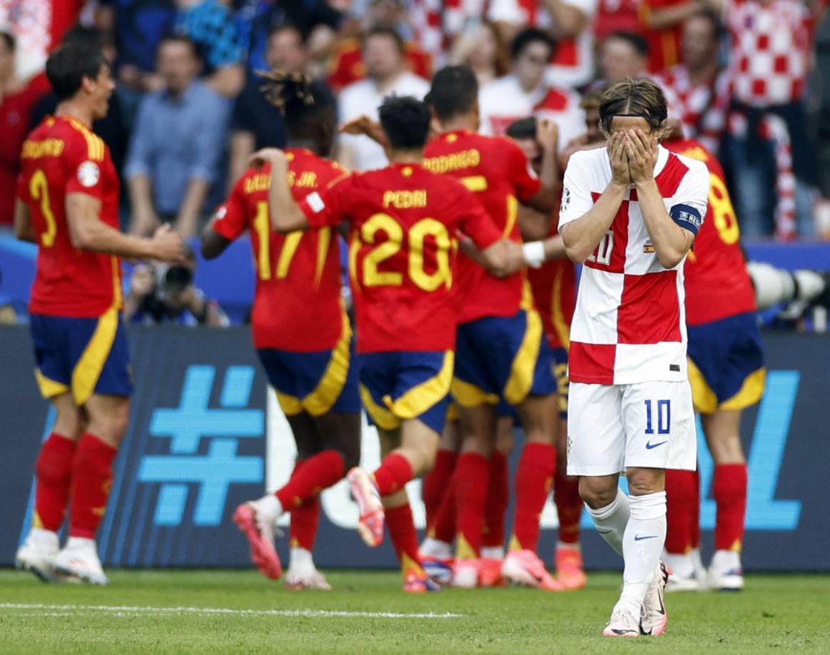 Luka Modric se lleva las manos a la cara tras el tercer gol de la selección española, marcado por su compañero en el Real Madrid, Dani Carvajal.