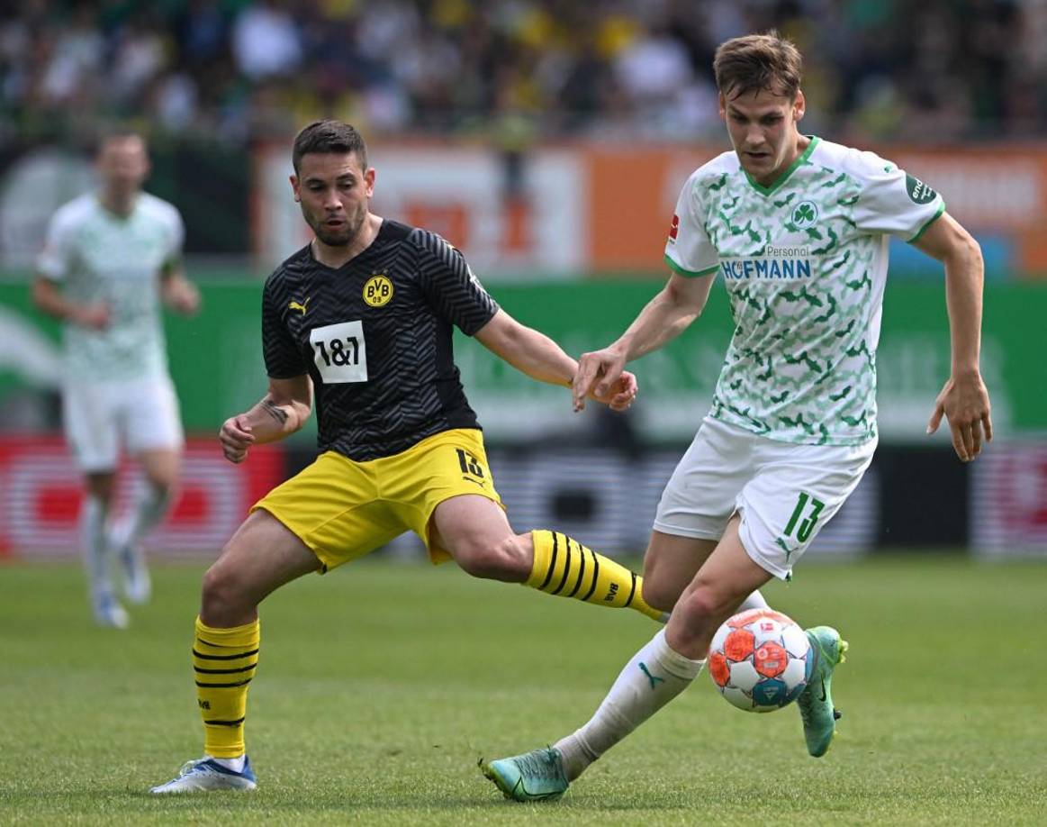 Al Barcelona se le ha ofrecido la oportunidad de fichar al lateral Raphael Guerreiro, quien milita en el Borussia Dortmund. El contrato del jugador expira en 2023 y el conjunto alemán aceptaría una oferta de 10 millones de euros.