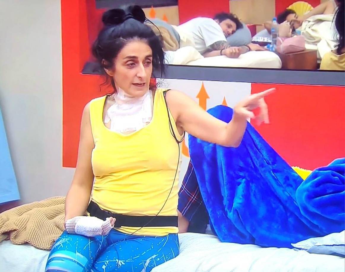 Tras escuchar esto la comediante se distrajo y se quemó con la leche caliente, por lo que sufrió algunas quemaduras en la parte del cuello, el pecho y una mano.