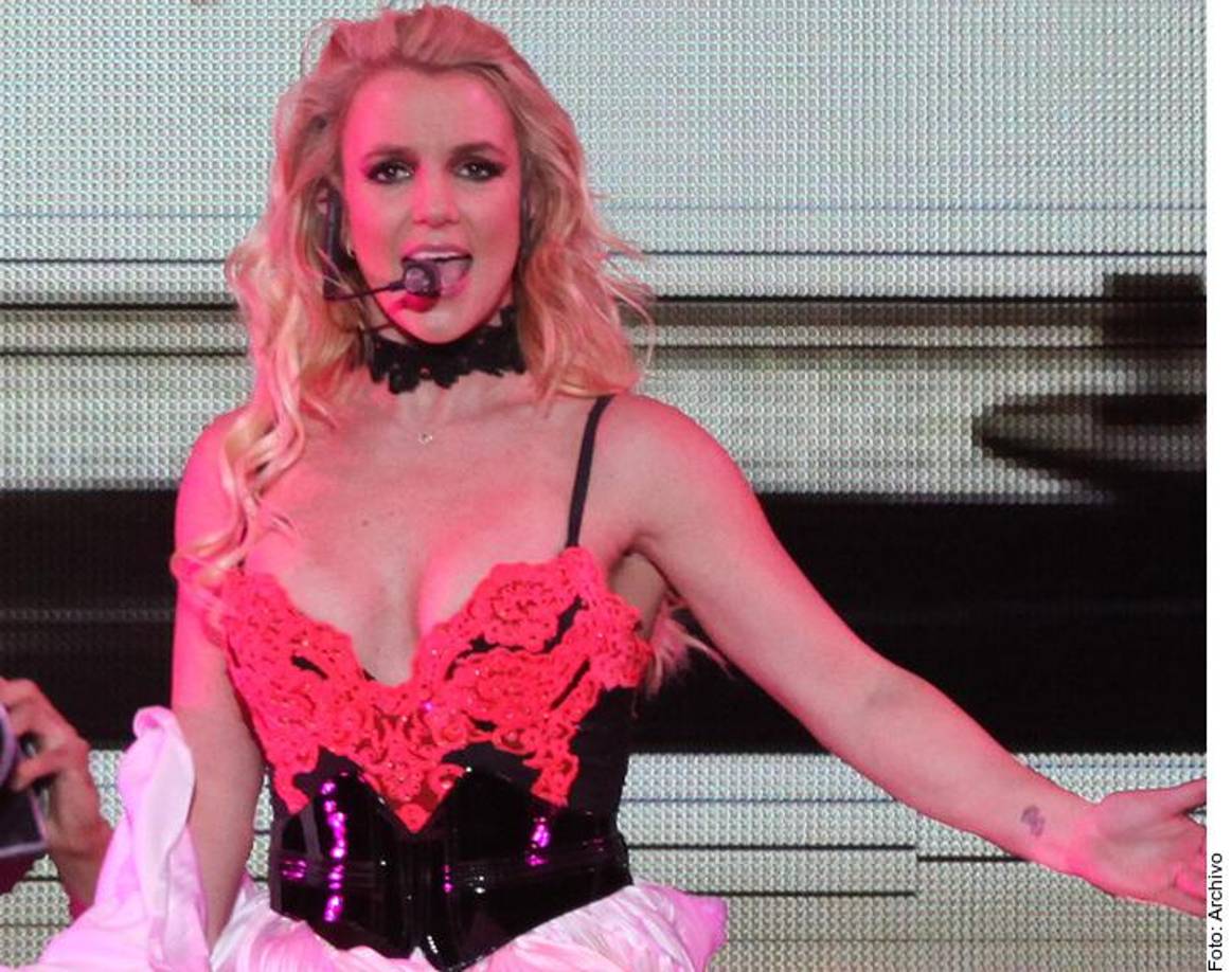Britney Spears reveló que pensó que su familia la quería matar cuando ejercían poder sobre ella físicamente y sobre sus decisiones, como parte de un relato que compartió en sus memorias “The Woman In Me”. “Estaba cansada y también tenía miedo. Después de que me sujetaran en una camilla, supe que podían inmovilizar mi cuerpo en cualquier momento que quisieran. Podrían haber intentado matarme, pensé. Y empecé a preguntarme si querían matarme”, escribió.
