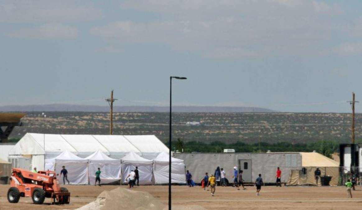 Las instalaciones, que han sido comparadas a los campos de concentración por los críticos de Trump, están ubicadas a 19 kilómetros de El Paso, Texas.