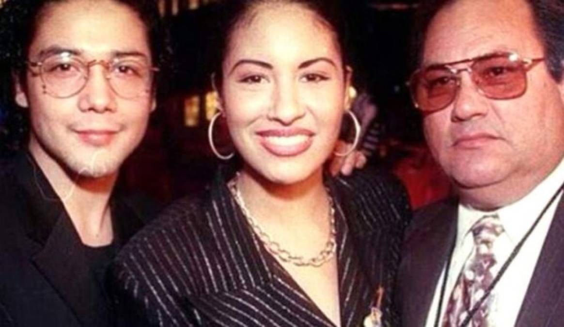 Después de compartir tiempo juntos, fue inevitable que el amor surgiera entre ambos. Al inicio la familia de Selena no estaba enterada y cuando se enteraron, el papá de la cantante, don Abraham Quintanilla, se opuso rotundamente.