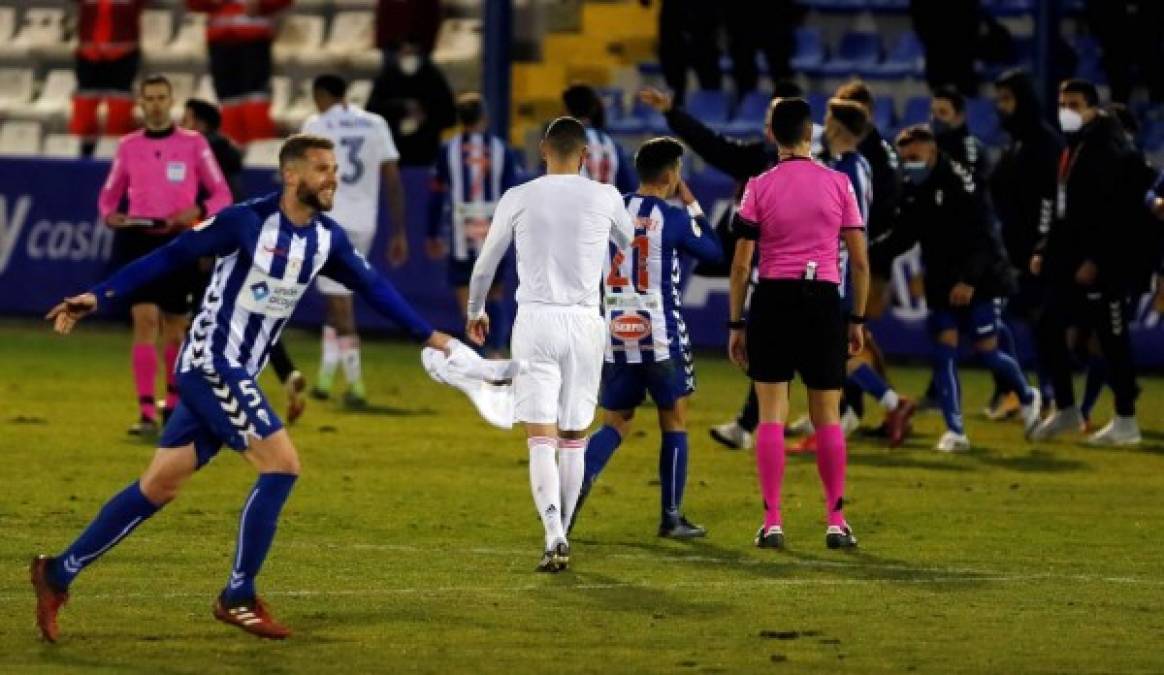 La celebración de los jugadores del Alcoyano y la tristeza de los madridistas.