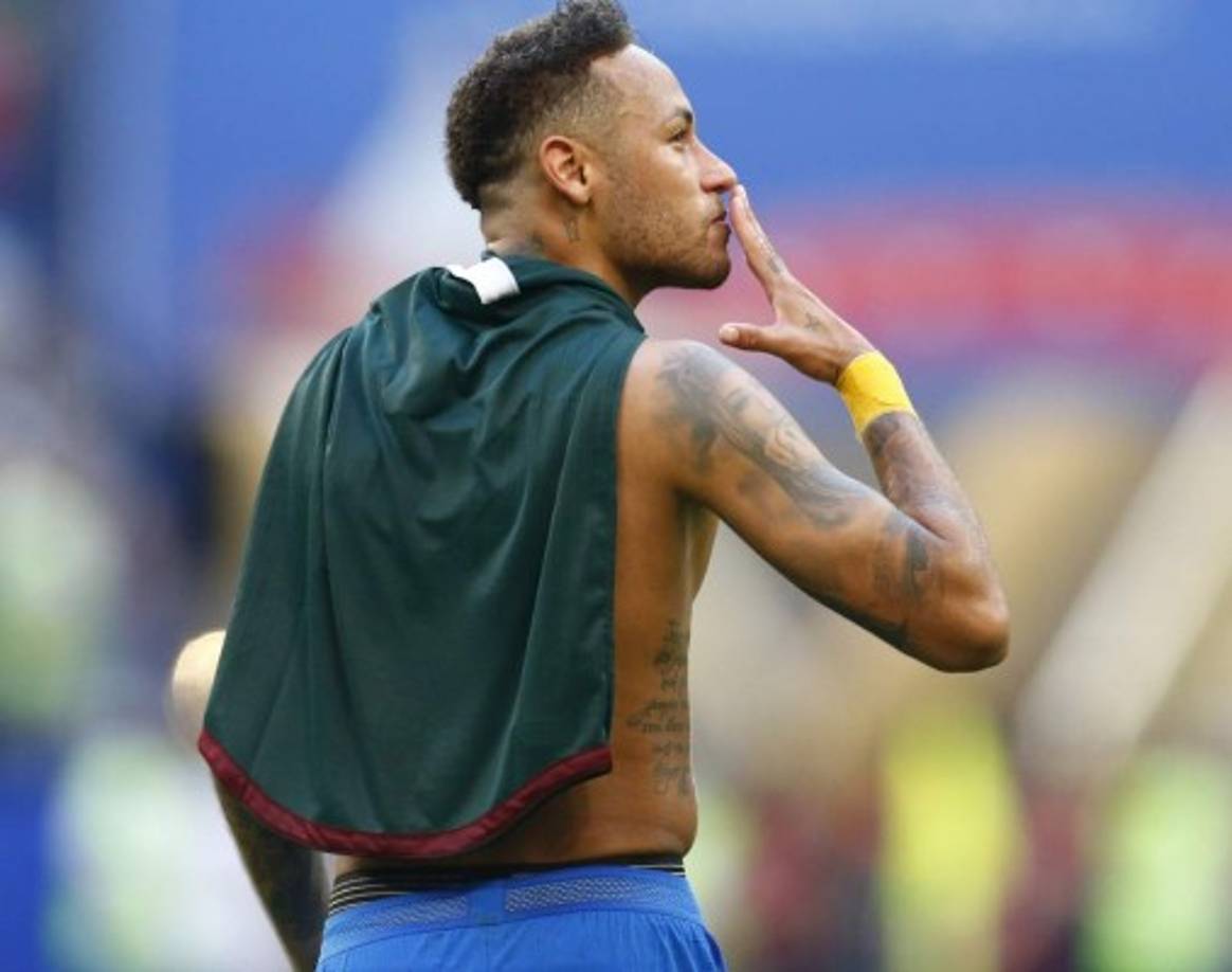 Neymar se fue para las graderías y mandó un par de besos luego de obtener el pase a cuartos de final con Brasil.