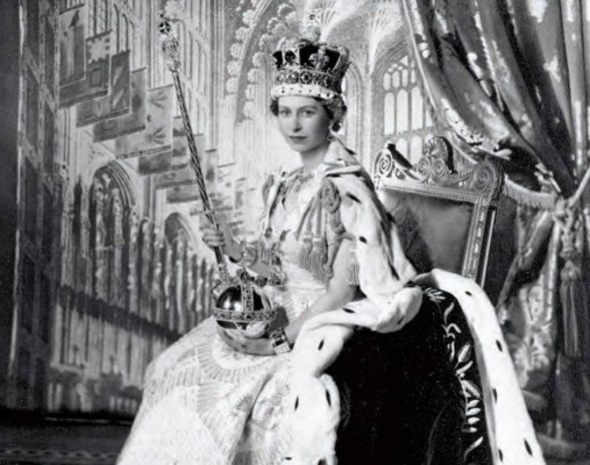 Fue coronada el 2 de junio de 1953, siendo el monarca número 40 desde el rey Guillermo I en 1066, en la primera ceremonia de entronización retransmitida por televisión.