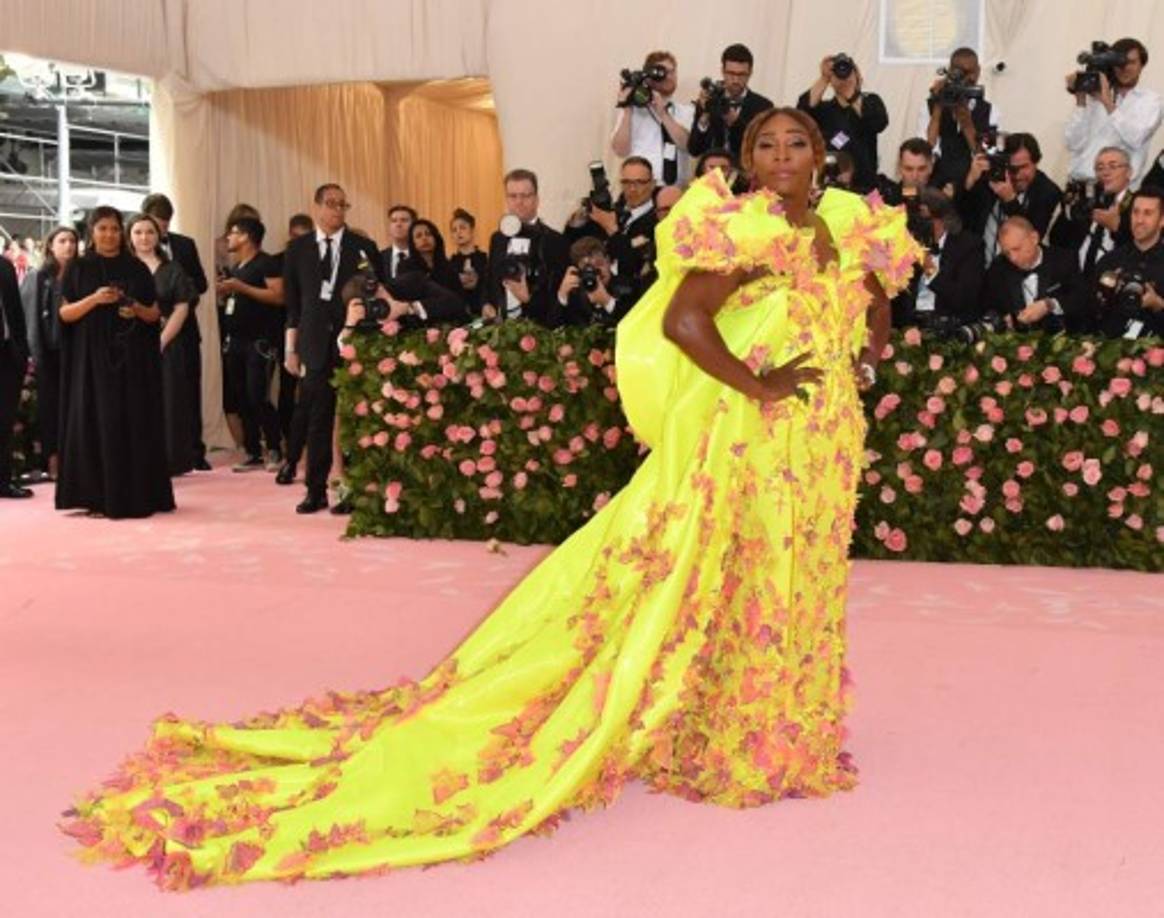 La tenista Serena Williams se aseguró de llamar la atención en un vestido amarillo.
