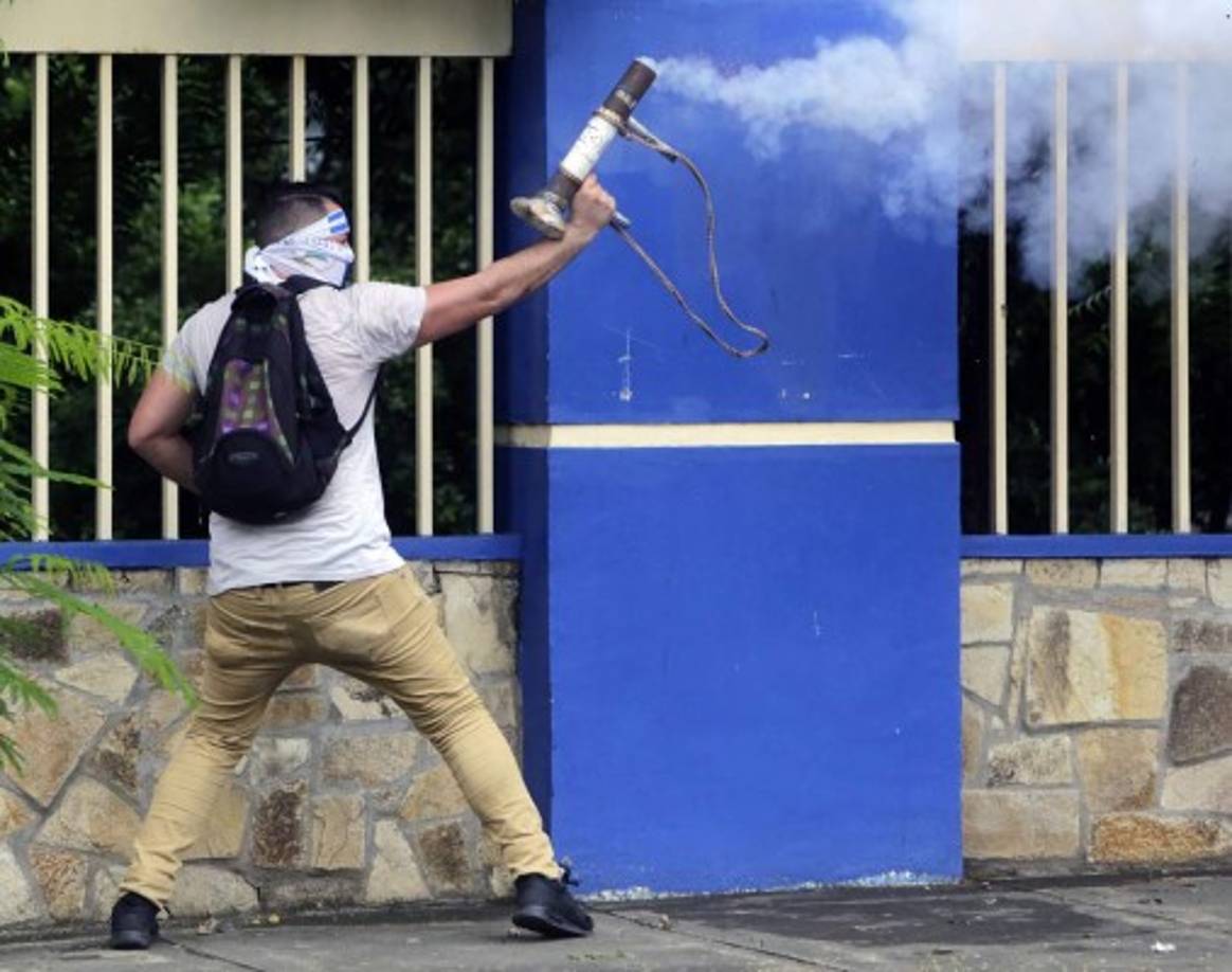 Este lunes se registraron nuevos enfrentamientos entre estudiantes de la Universidad de Ingeniería y grupos de choque del gobierno en el centro de la capital.<br/><br/>'Nos están atacando con armas' y '¡que se rinda tu madre!', gritaban los jóvenes.