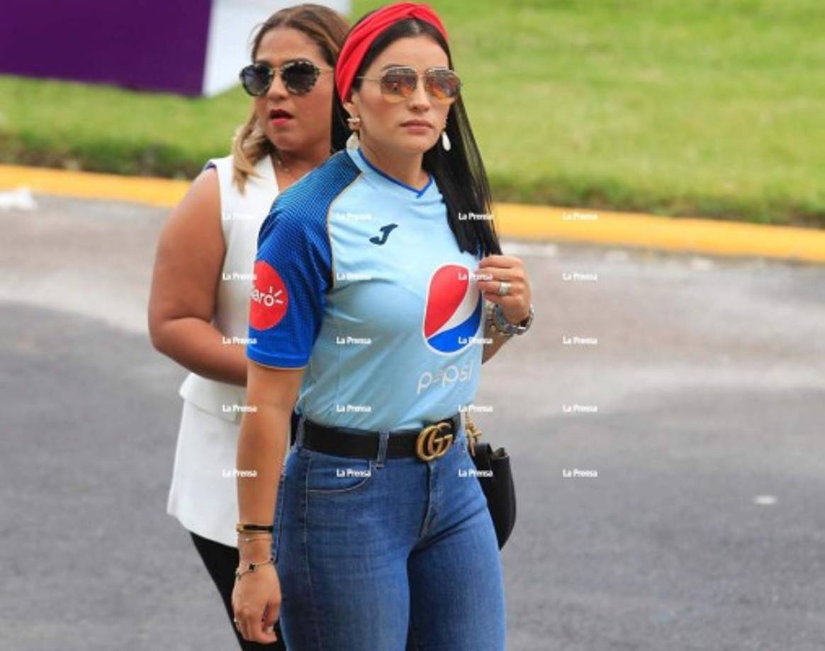Virginia Varela, la esposa de Emilio Izaguirre cautivó en el estadio Nacional con su belleza. La chica llegó con la camiseta del Motagua.