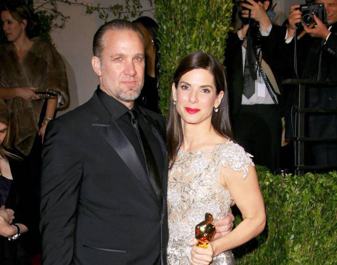 Jesse James y Sandra Bullock. El matrimonio de Sandra Bullock y Jesse James se derrumbó en marzo de 2010 (justo después de la victoria de Bullock en los premios Oscar) cuando se reveló que el magnate de las motocicletas había engañado a la actriz con la stripper Michelle McGee y varias otras mujeres.