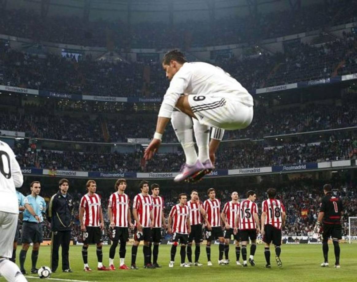 'CR7' marca las diferencias hasta en sus costumbres. Siempre da un salto espectacular llevándose las rodillas al pecho. Es curioso, porque en la Champions suelen salir de la mano de niños y el luso lo suelta para poder hacer su ritual. Luego le vuelve a tender la mano.