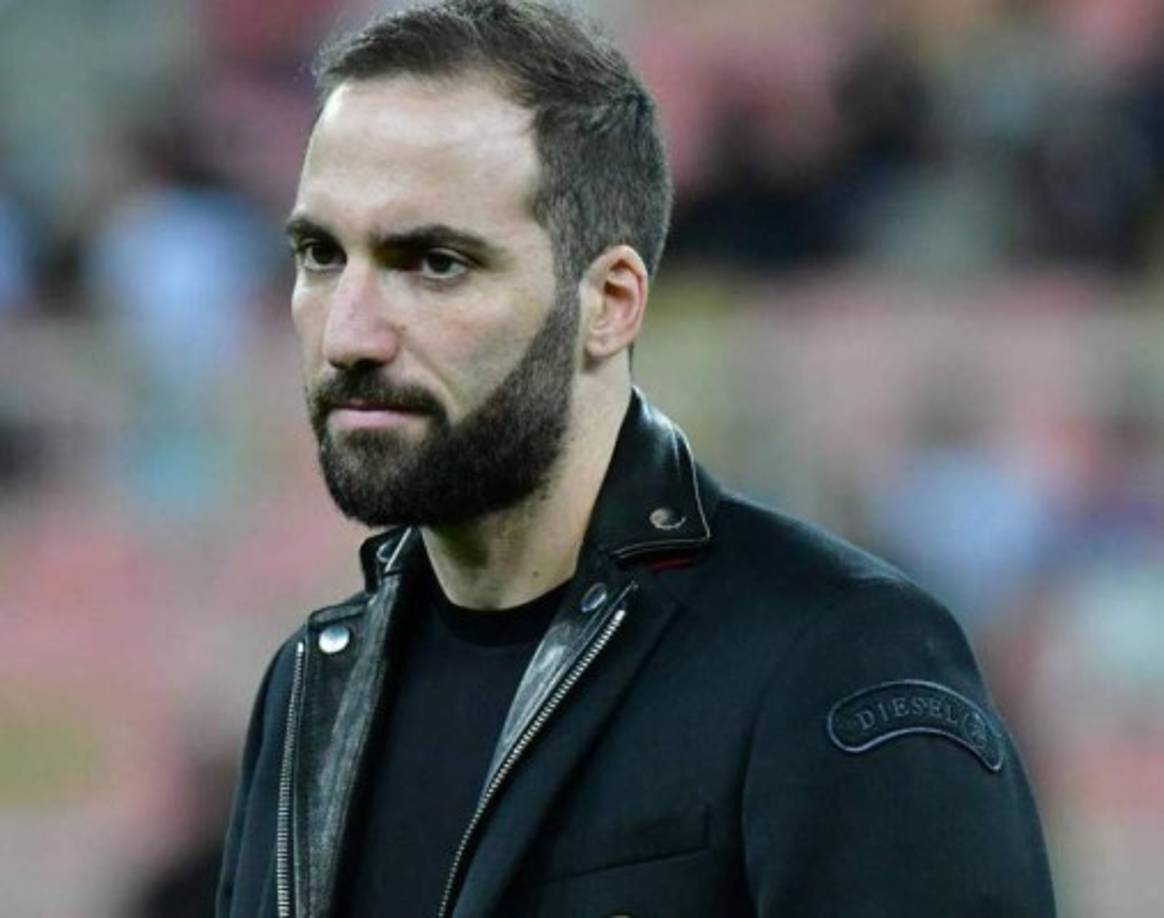 La etapa de Gonzalo Higuaín en el Chelsea ha tocado a su fin. Los 'blues' tenían una opción de compra al término de su cesión, pero han decidido no ejecutarla y 'devolver' al 'Pipita' a la Juventus. Medios españoles indican que el argentino quiere jugar en el Atlético de Madrid.