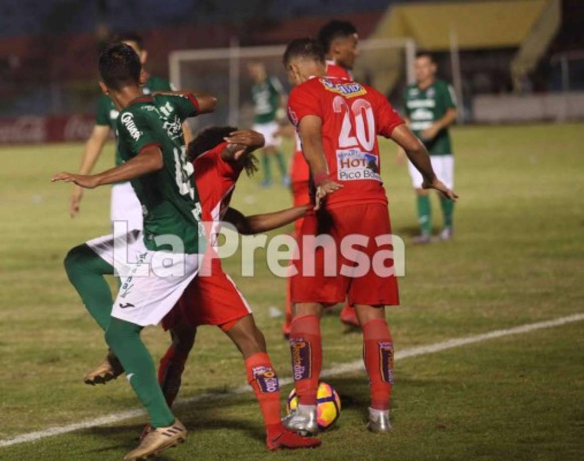 Con el balón afuera del campo, Miguel Valerio y Christian Cálix empezaron a pelear.