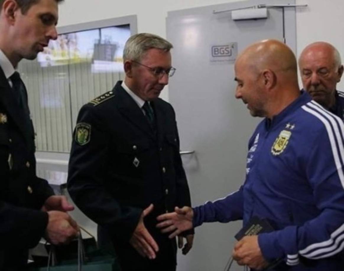 La tripulación del avión que trasladó a la Selección saludó a los jugadores y a Jorge Sampaoli. Foto Prensa AFA