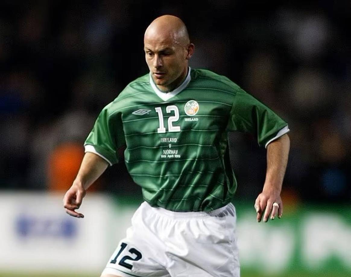 El entrenador inglés nació en Inglaterra, pero jugó por Irlanda y el partido fue ante ellos. Y es que en su carrera futbolística, Lee disputó 40 encuentros con la selección irlandesa ya que sus abuelos nacieron allí.