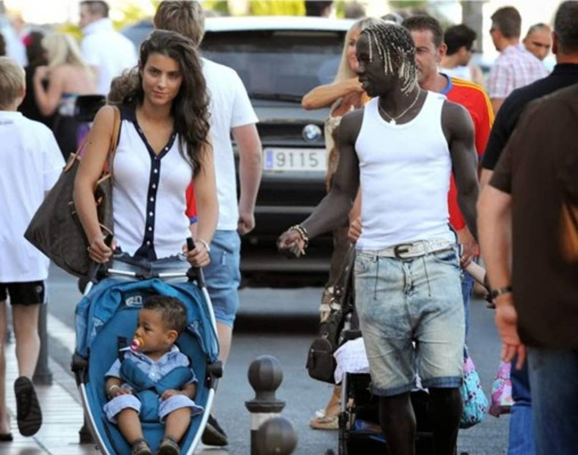 Se pasean por la calle disfrutando del ambiente.