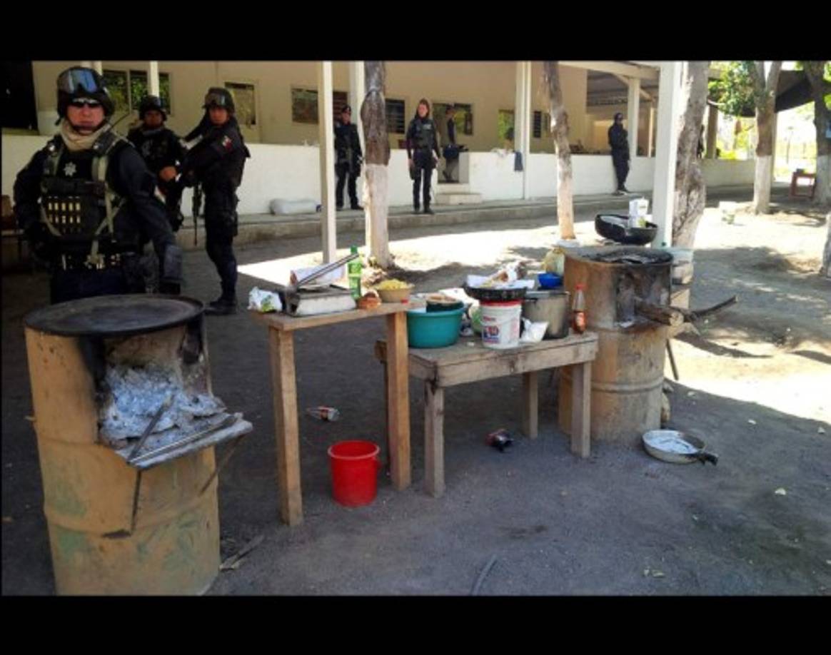 En la vivienda donde estuvo el líder Templario antes de ser detenido, la Policía Federal encontró toneles metálicos a manera de estufas de leña, un ropero con pantalones de mezclilla y un corral donde estaban sus sillas de montar.