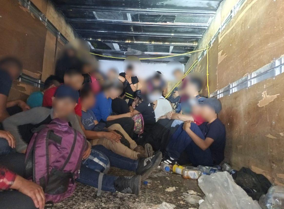 Los migrantes centroamericanos iban hacinados dentro del pesado camión. Fotografía: INM México.