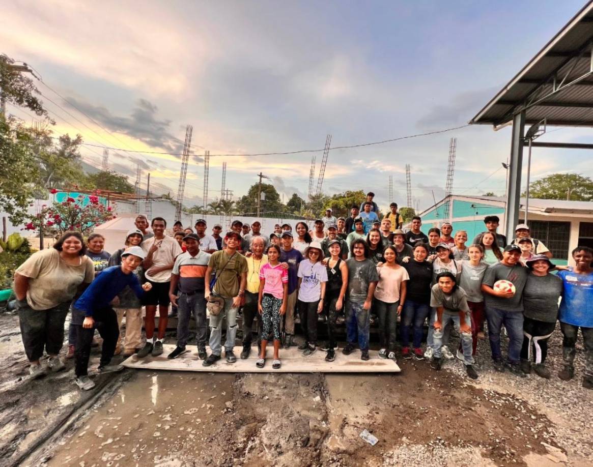 Shin Fujiyama, también aprovechó la ocasión para posar con todos los voluntarios que construyen la escuela José Simón Azcona del sector de Chamelecón, San Pedro Sula.