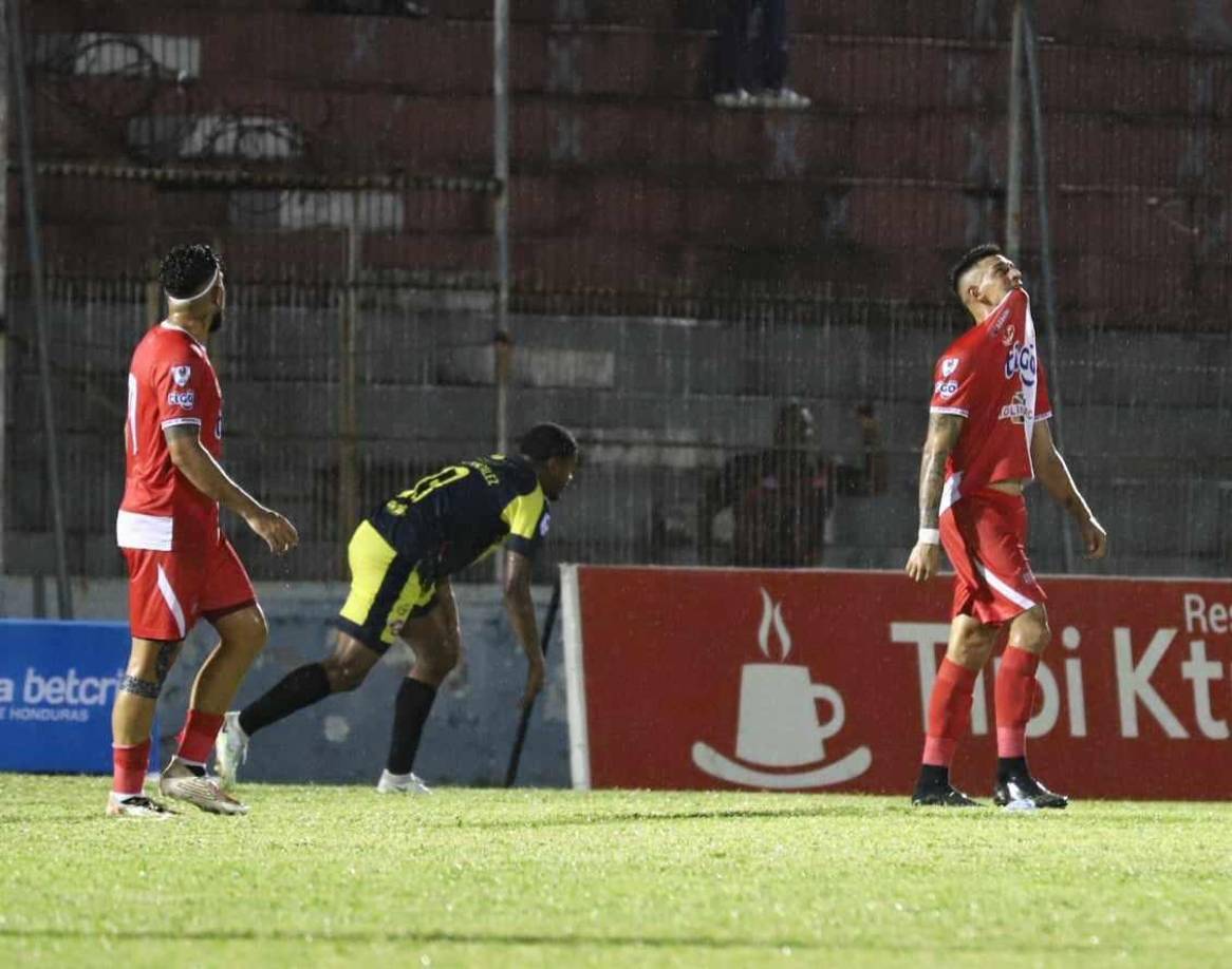 La decepción fue evidente por parte de los futbolistas que intentaron acercarse al marcador, pero se enfrentaron a un aguerrido nuevo inquilino. 