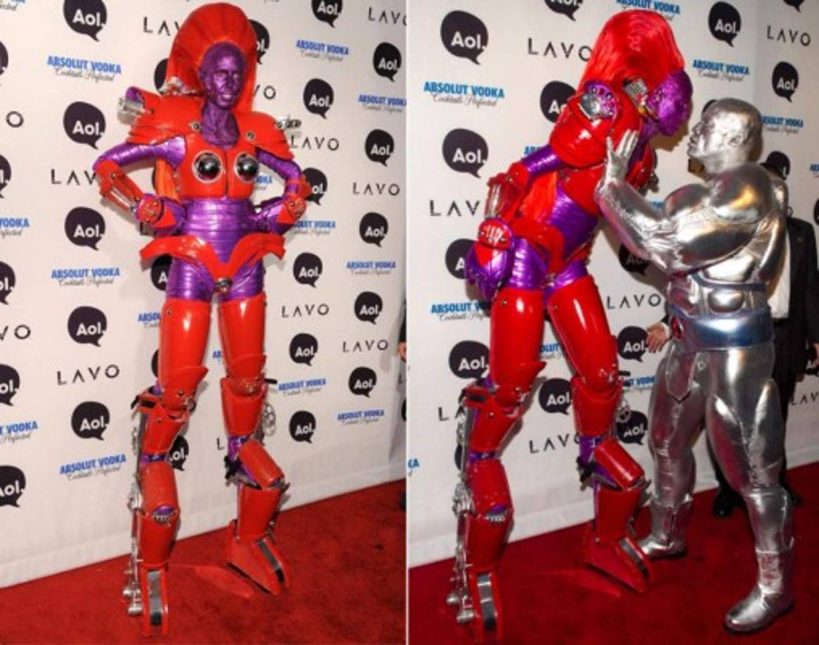 Como un alien transformer apareció en el año 2010. Este atuendo también fue lo más comentado. Con Seal formaban la pareja perfecta en disfraces.
