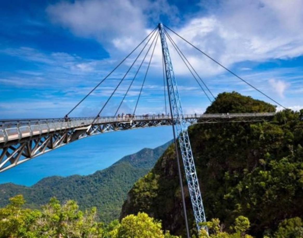 10. Langkawi Skybridge, Malasia. Está suspendido a 700 metros de altitud sobre el nivel del mar y es un puente totalmente curvo que se extiende 125 a través de un espectacular abismo en Langkawi, Malasia. Al ser curvo, se pueden apreciar distintas perspectivas de la tierra y el mar. Lo mejor es no pensar en la altura, sino centrarse en los paisajes y sobretodo, ser precavidos a la hora de cruzarlo. Se construyó en 2004, es peatonal y la columna que lo sostiene tiene una altura de 87 metros.