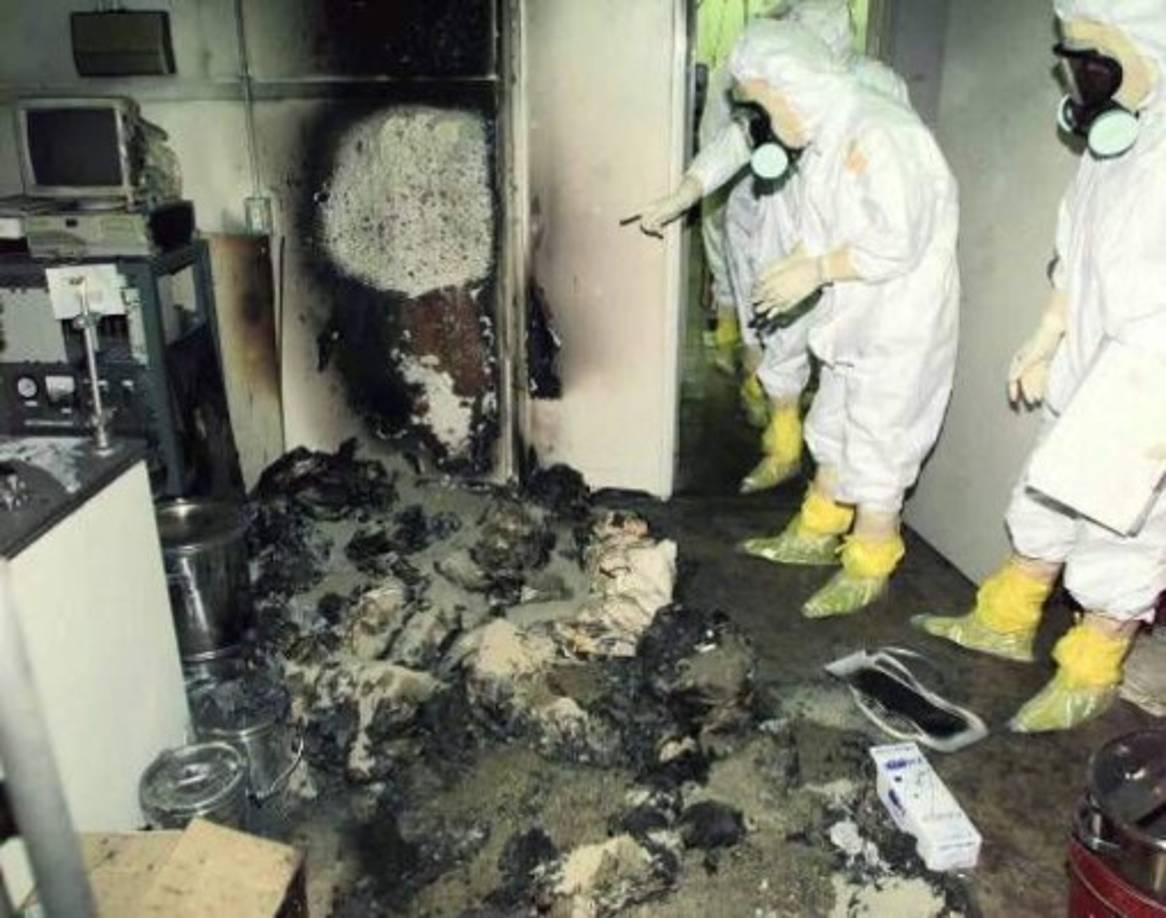 Japón no es ajeno a los desastres nucleares, comenzando por las bombas atómicas lanzadas sobre su territorio hacia el final de la Segunda Guerra Mundial. Pero en 1999, una descontrolada reacción nuclear en la planta de procesamiento de uranio de Tokaimura provocó la muerte de dos personas que quedaron expuestas a altos niveles de gas radiactivo y obligando a las autoridades a mantener encerradas en sus casas a más de 300,000 personas.