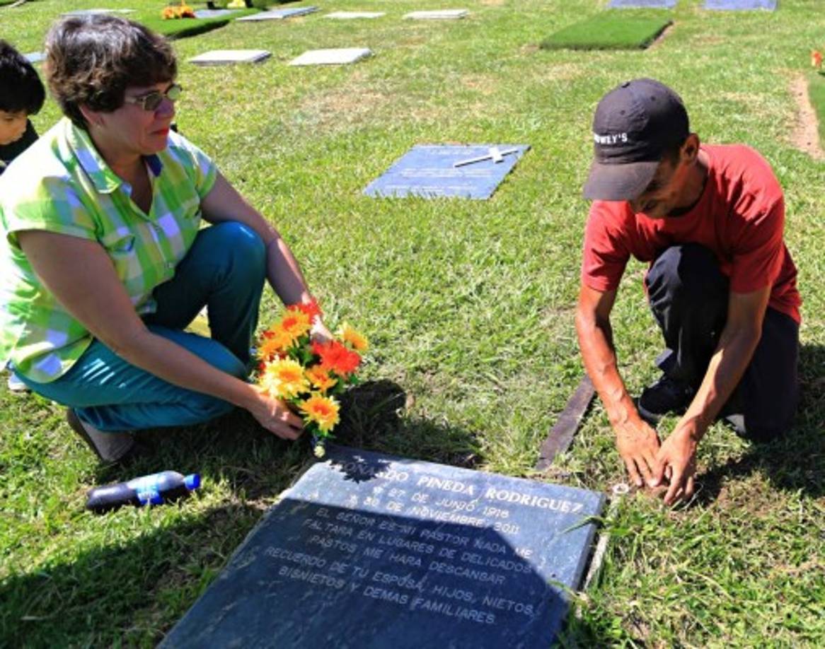 Quienes ofrecen los servicios para arreglar las tumbas aprovechan las visitas para ganar unos cuantos lempiras.