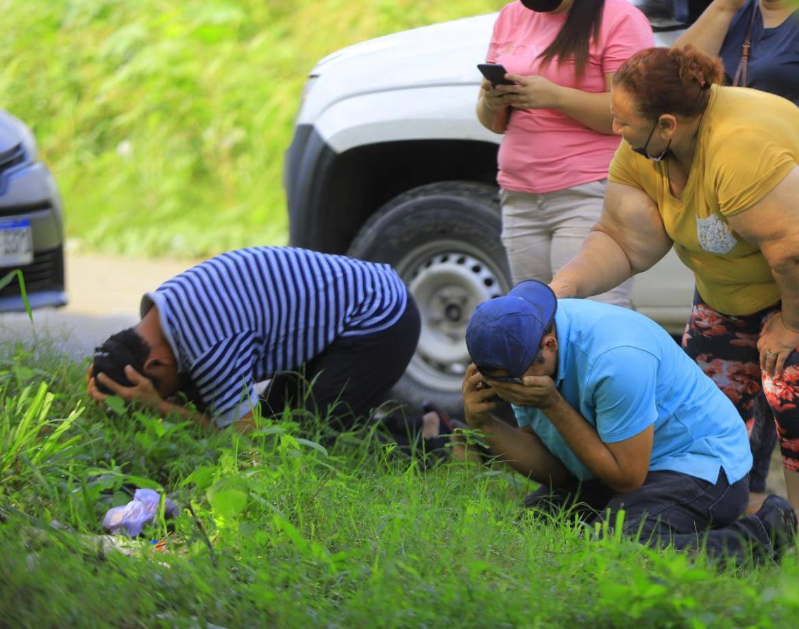 Familias de las víctimas llegaron a la escena y reconocieron a las víctimas.