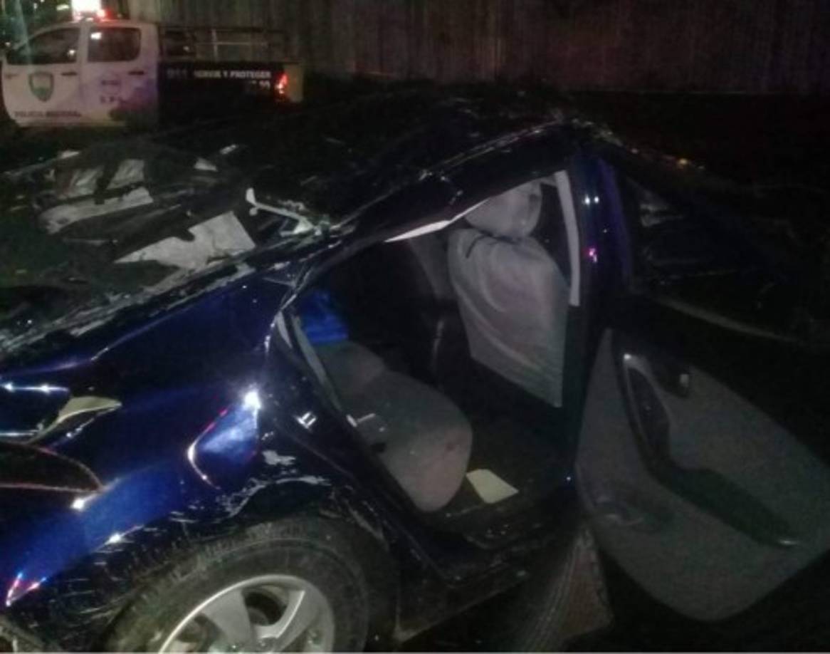 Al lugar llegaron autoridades policiales para acordonar la escena, miembros de Medicina Forense y elementos del Cuerpo de Bomberos.