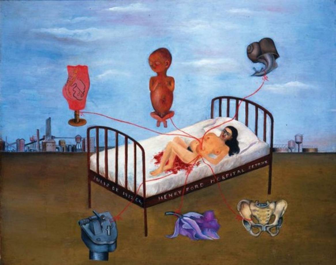 4. 'Henry Ford Hospital': El 4 de Julio de 1932, Frida sufrió un aborto involuntario en el hospital Henry Ford en Detroit. En éste turbador trabajo, Kahlo se pintaba a sí misma acostada en una cama de hospital después del aborto involuntario. <br/>La figura en el retrato está desnuda, las sábanas que se ven debajo de ella están ensangrentadas y una gran lagrima cae de su ojo izquierdo. La cama y su triste habitante flotan en un espacio abstracto, rodeado por seis imágenes en círculo relacionadas con la pérdida. <br/><br/>Todas las imágenes están ligadas a filamentos de color rojo-sangre que ella sostiene contra su estómago, como si fueran cordones umbilicales. La imagen principal es un feto masculino perfectamente formado, el pequeño 'Dieguito' que ella deseaba tanto tener. La orquídea fue un regalo de Diego. 'Cuando yo lo pinté, tenia la idea de una cosa sexual mezclada con lo sentimental'. El caracol, Frida explicó, alude al lento aborto involuntario. El torso femenino de yeso color salmón, Frida explicó que era su 'idea de cómo explicar el interior de una mujer'. La máquina de aspecto cruel que ella inventó 'para explicar la parte mecánica de todo el asunto'. Finalmente, en la esquina inferior derecha es su pelvis fracturada que hizo imposible para ella tener hijos.