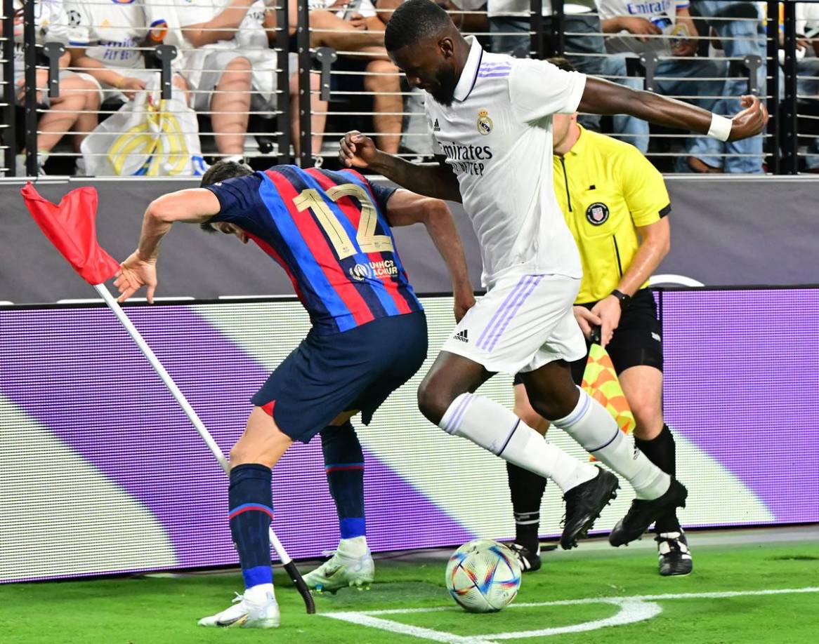 Antonio Rüdiger fue otro de los debutantes y estuvo marcando a Robert Lewandowski.