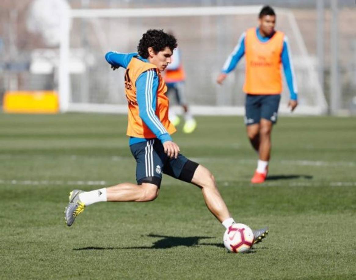 De no estar listo Raphael Varane, solari tiene un plan B y es Jesús Vallejo por la sanción de Nacho Fernández. Además, la sanción de dos partidos a Sergio Ramos en la Champions provocará que no se tomen riesgos con el francés. Su presencia es clave ante el Ajax formando pareja de centrales con Nacho.
