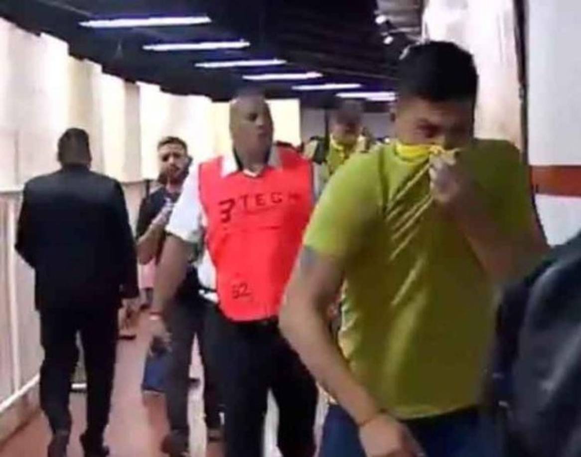 Los jugadores de Boca Juniors se bajaron del autobús y se vieron afectados por los actos de violencia.