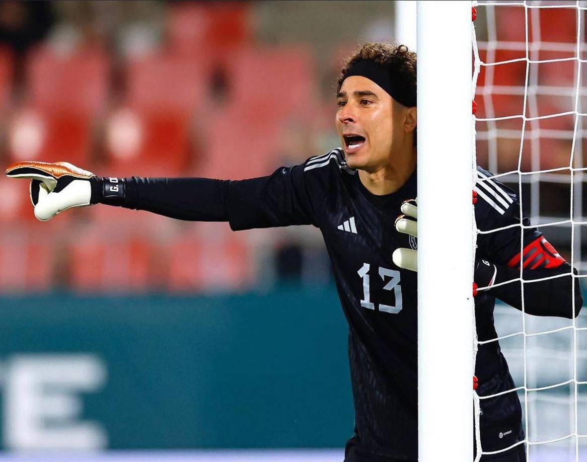 El portero mexicano Guillermo Ochoa no sigue en el América de México y es nuevo jugador del Salernitana de la Serie A de Italia. Cuenta con 37 años de edad.