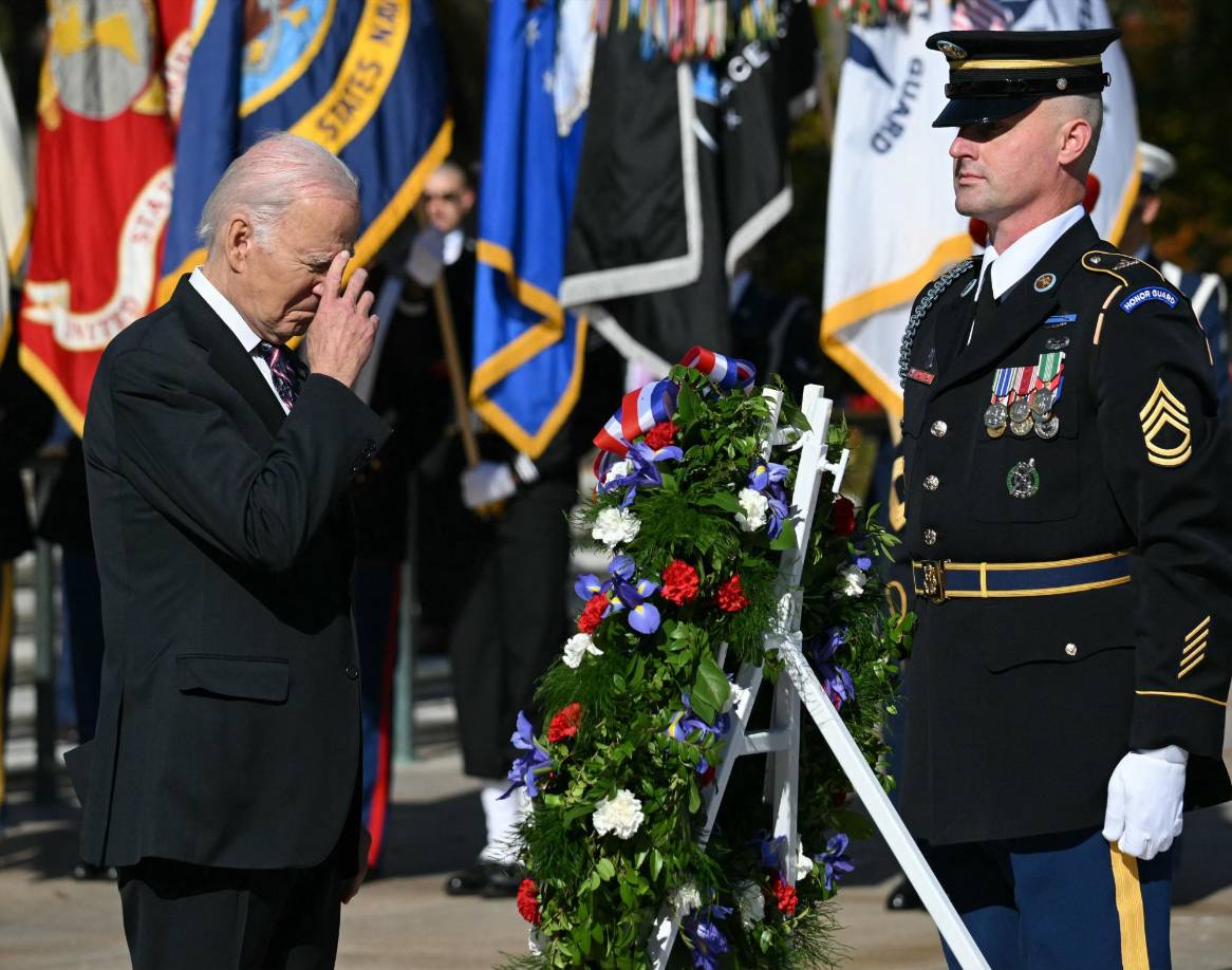 El Día de los Veteranos en EEUU es un feriado federal que se observa el 11 de noviembre para rendir homenaje a los todos veteranos militares. En este día se suspenden las clases, no se reparte correo y las agencias federales no indispensables cierran sus puertas.