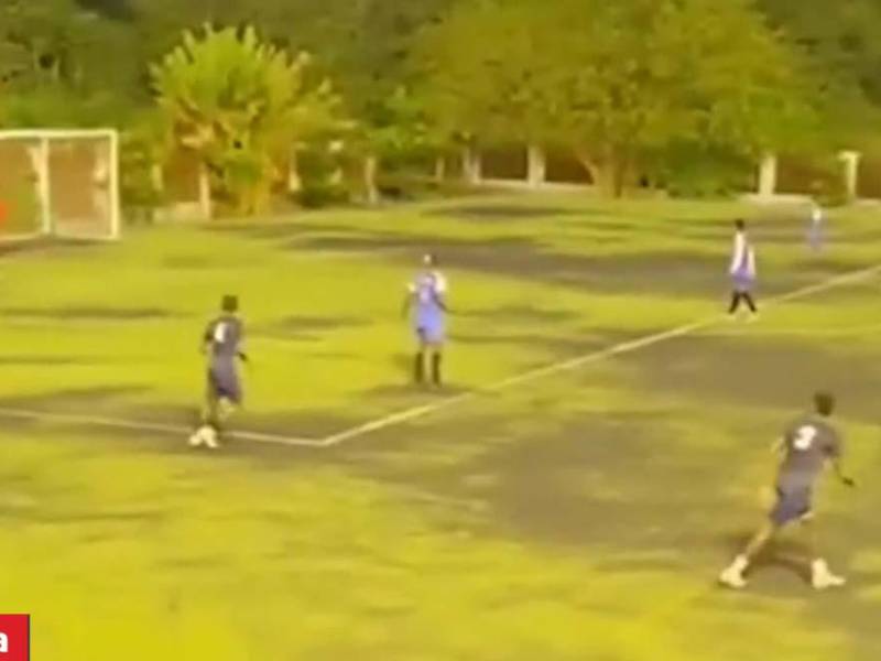 La More se estiró de forma impresionante tras el remate de Luis Palma.