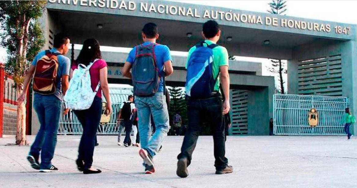 Estudiantes exigen pago del salario beca por internado