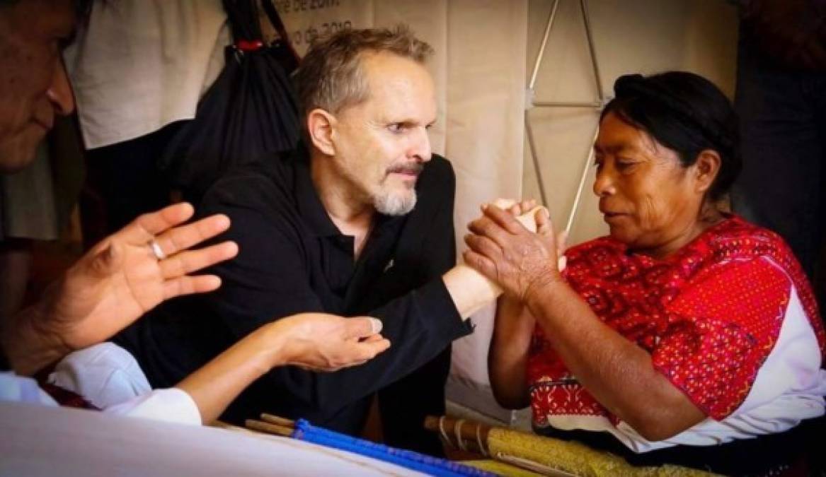 A pesar de su falta de salud, Miguel Bosé recorre algunos pueblos indígenas del mundo para ayudarles por medios de sus fundaciones.