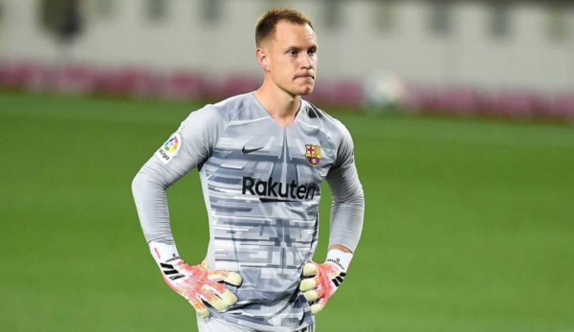 ¡Alarma en el Barcelona! Marc-André ter Stegen está en la mira del Chelsea que busca seguir reforzando su plantilla de cara a la próxima temporada. El alemán es el sueño imposible del club inglés, ya que pese a que son conscientes de la dificultad de su contratación, no descartan intentarlo. En Londres siguen de cerca las negociaciones de Ter Stegen con el Barça pare mejorar y ampliar su contrato e incluso el lunes el diario The Telegraph apuntaba que estaban dispuestos a presentar una oferta económica que incluiría el traspaso de Kepa Arrizabalaga para tratar de convencer al club azulgrana.