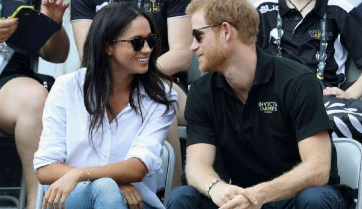 Un par de años después de su divorcio, Meghan conoció 'en una cita a ciegas' al Príncipe Enrique de Inglaterra. <br/><br/>Morton considera 'asombroso' que Markle, una persona prudente, aceptara ir de safari a Botsuana con Enrique después sólo de dos citas.