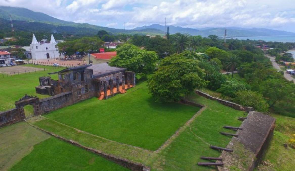 Vista de la Fortaleza de Santa Bárbara y de la Catedral de San Cristobal en Trujillo.