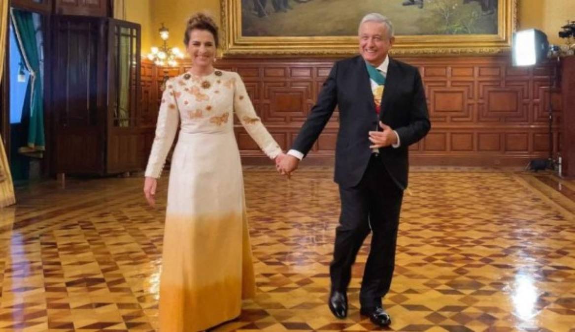 El vestido de Beatriz Gutiérrez Müller, que se rehúsa a reconocerse como la primera dama de México, acaparó la atención en redes sociales de la ceremonia de Independencia.