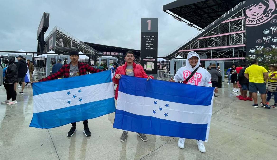 Estos tres jóvenes llegaron desde muy temprano y posaron con la bandera de Honduras.
