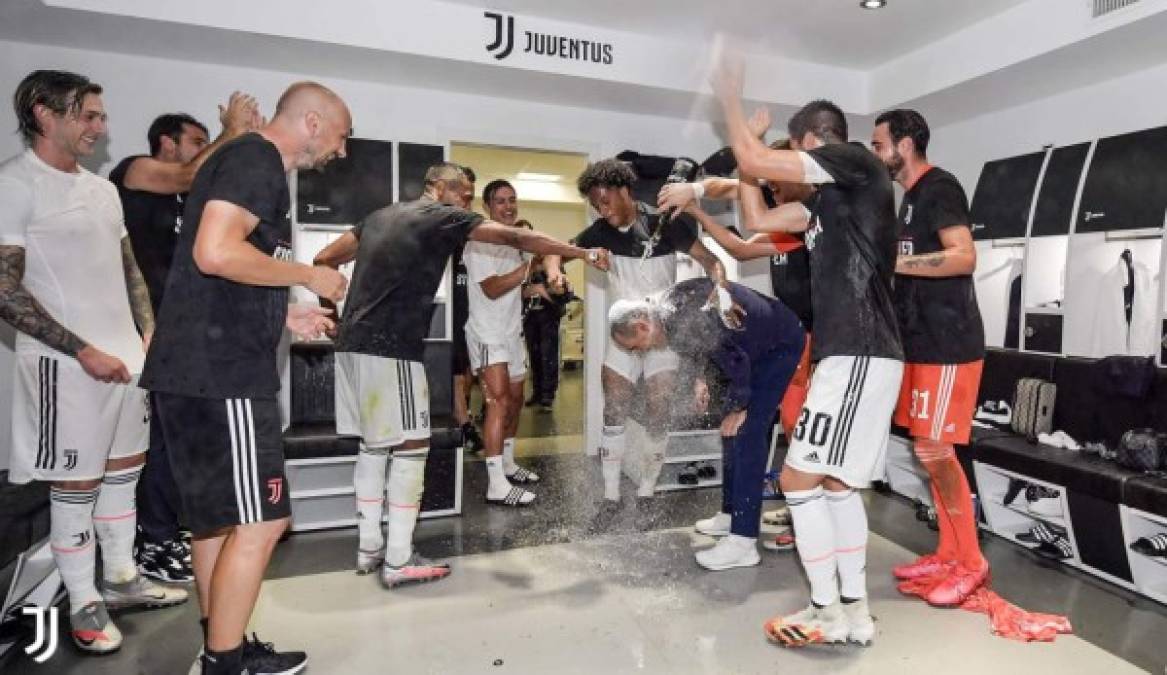 Saltando, cantando y hasta esparciendo champaña, en el camerino de la Juventus se vivió una locura tras proclamarse campeones por novena vez consecutiva de Italia.