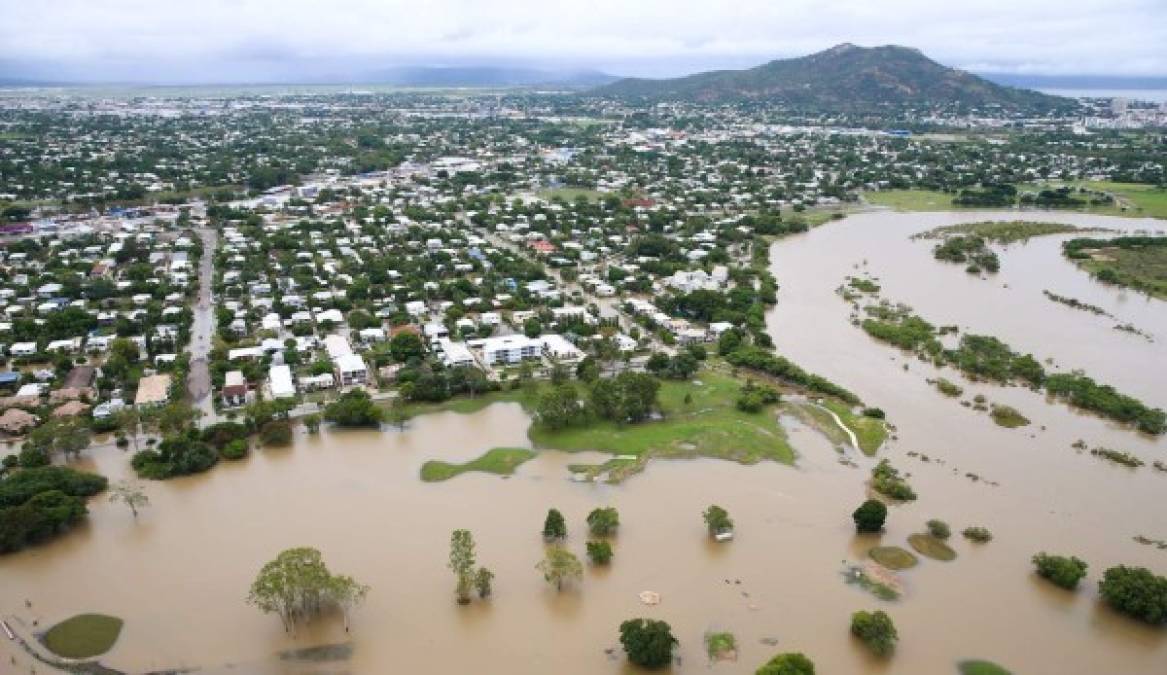 Las autoridades creen que en el peor de los escenarios, unas 20,000 viviendas podrían estar afectadas por las inundaciones en Townsville.